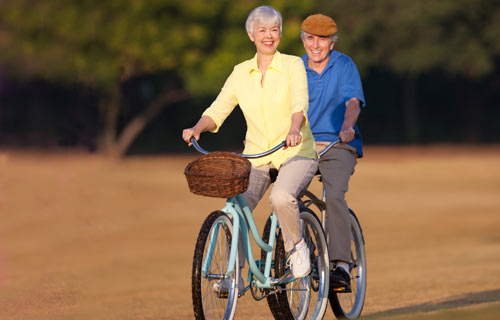 Ældre par på deres cykler