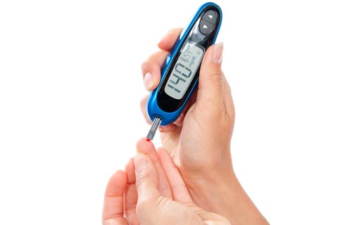 Person med diabetes der måler blodsukker