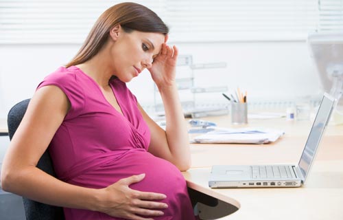 Gravid kvinde der er på arbejde