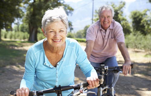 Sund ældre par på deres cykler