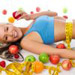 Kvinde med sund krop spiser frugt